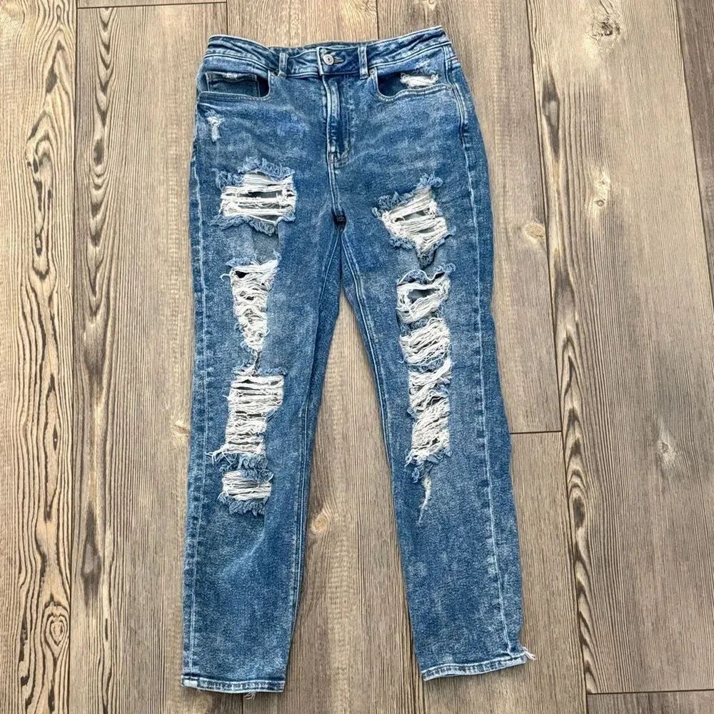 American Eagle outfitter Mom Jean ripped ankle